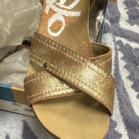 NIB OTBT Metallic Gold Wedge Sandals - Picture 4 of 7
